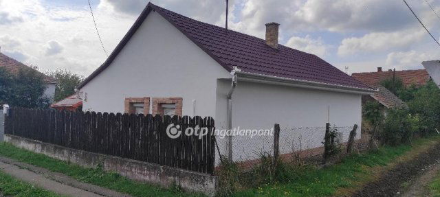 Eladó családi ház, Tiszacsegén 16 M Ft, 2 szobás
