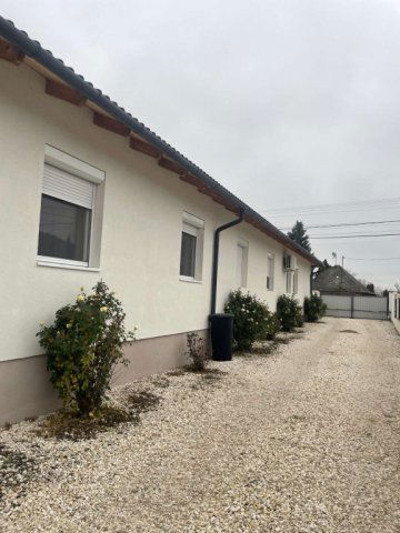 Eladó családi ház, Szigetszentmiklóson 99.9 M Ft, 5 szobás