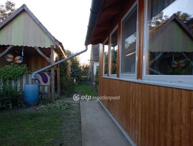 Eladó családi ház, Majson 20 M Ft, 2 szobás