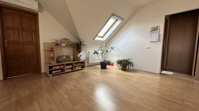 Eladó családi ház, Szigetszentmiklóson 140 M Ft, 5+1 szobás