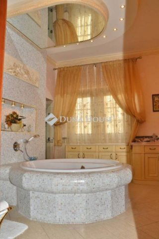 Eladó családi ház, Szombathelyen 298 M Ft, 10 szobás