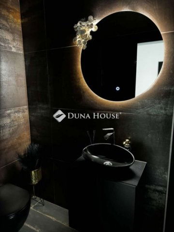 Eladó családi ház, Vecsésen 150 M Ft, 4 szobás