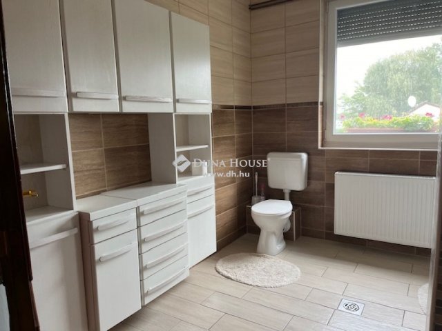 Eladó családi ház, Balatonfenyvesen 224 M Ft, 9 szobás