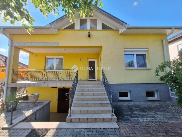 Eladó családi ház, Öttevényen 249 M Ft, 7 szobás