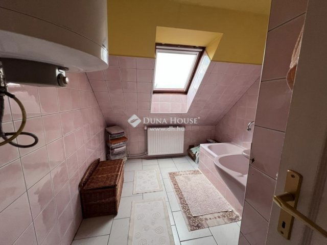 Eladó családi ház, Nyergesújfaluban 89.9 M Ft, 4 szobás