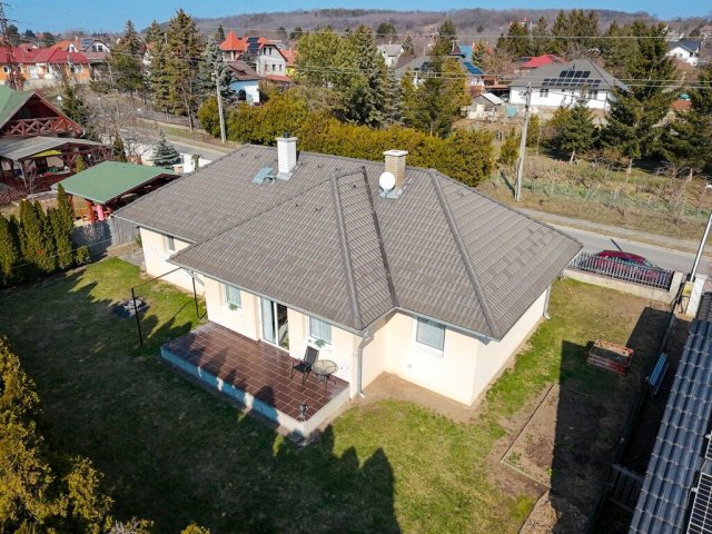 Eladó családi ház, Szadán 124.99 M Ft, 3 szobás