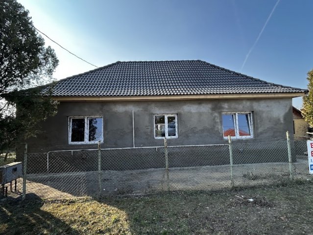 Eladó családi ház, Újszászon 38 M Ft, 2+2 szobás
