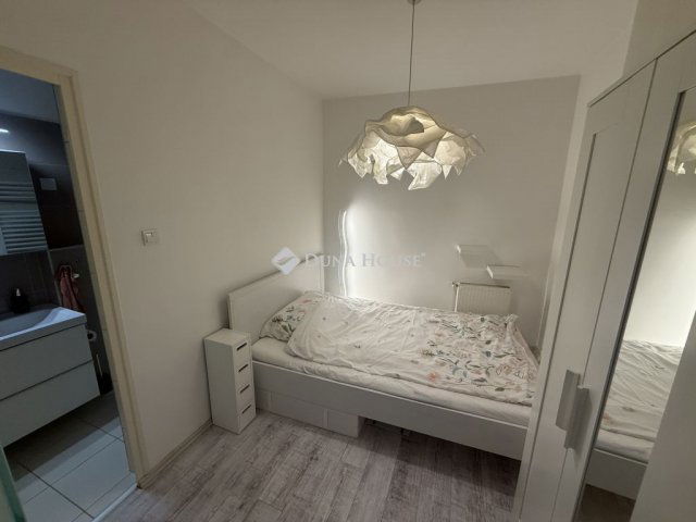 Kiadó téglalakás, albérlet, Pécsett 170 E Ft / hó, 2 szobás