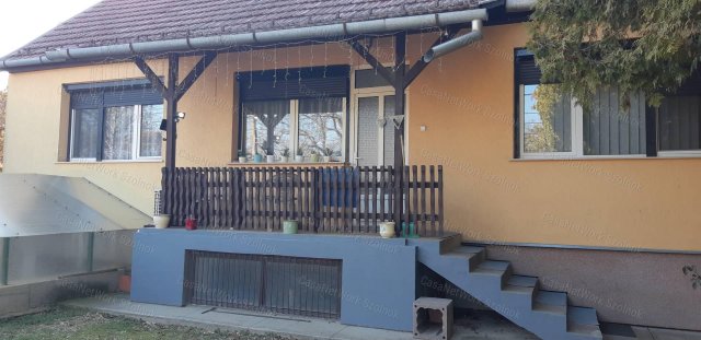 Eladó családi ház, Szolnokon 97 M Ft, 4+1 szobás
