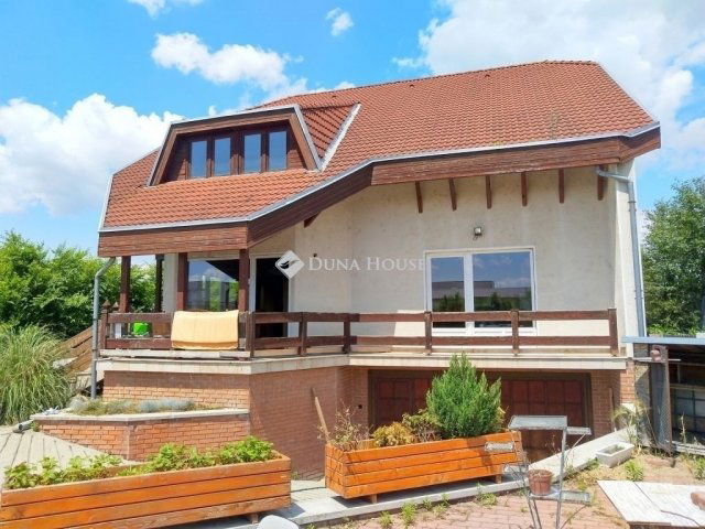 Eladó családi ház, Dunaharasztin 129 M Ft, 9 szobás