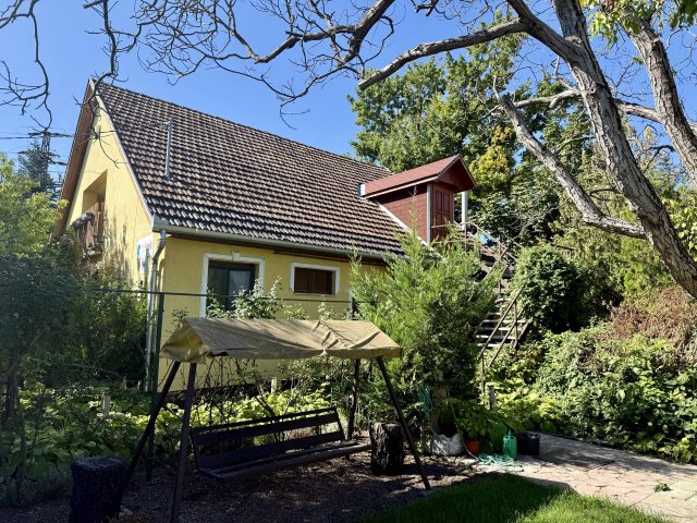 Eladó családi ház, Cegléden 89.9 M Ft, 5+3 szobás