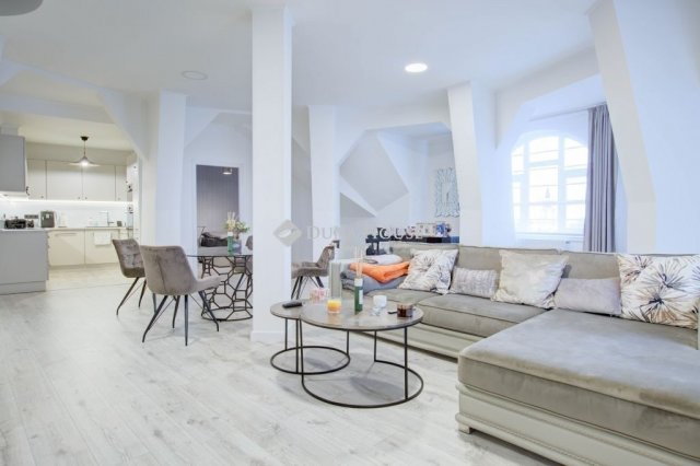 Eladó téglalakás, Nagykőrösön 165.4 M Ft, 5 szobás