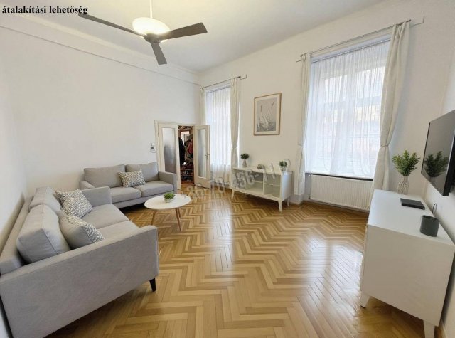 Eladó téglalakás, Budapesten, V. kerületben, Október 6. utcában