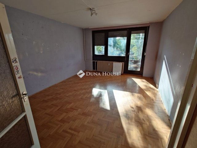 Eladó panellakás, Kecskeméten 54.9 M Ft, 3 szobás