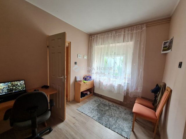 Eladó családi ház, Sárisápon 39.9 M Ft, 4 szobás