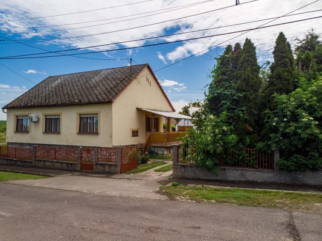 Eladó családi ház, Györén 39.9 M Ft, 4+1 szobás