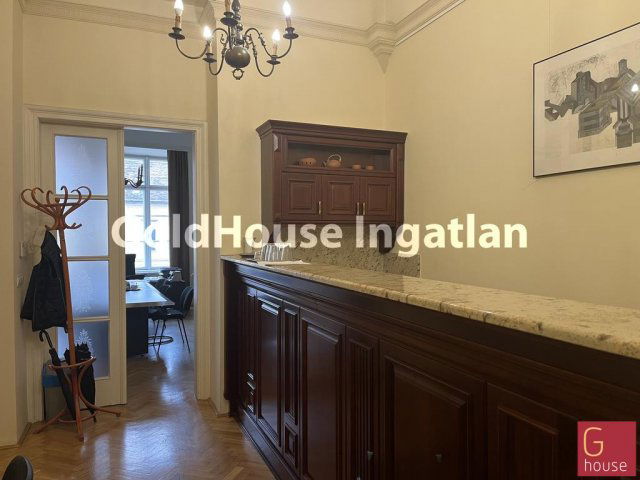 Kiadó iroda, Budapesten, I. kerületben, Dísz téren 600 E Ft / hó