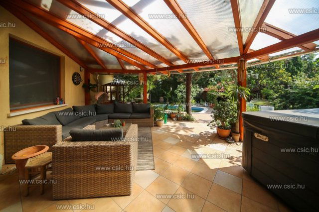 Eladó családi ház, Vácon 269 M Ft, 6+2 szobás