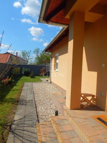 Eladó családi ház, Vonyarcvashegyen 125 M Ft, 1+2 szobás