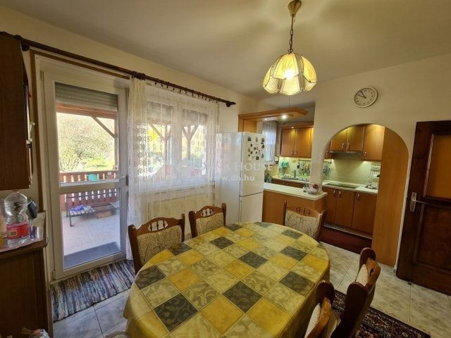 Eladó családi ház, Százhalombattán 137 M Ft, 5 szobás