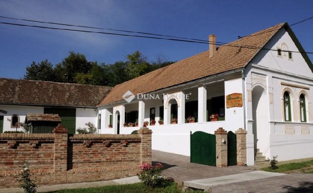 Eladó családi ház, Villánykövesden 198 M Ft, 8 szobás