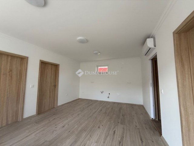 Eladó ikerház, Dánszentmiklóson 65 M Ft, 4 szobás