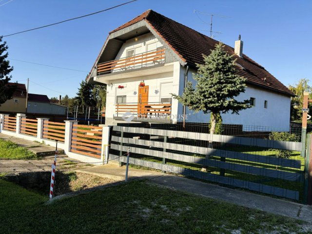 Eladó családi ház, Bőn 79.9 M Ft, 8 szobás