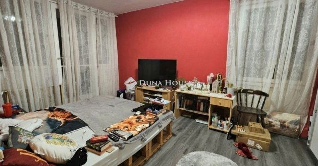 Eladó panellakás, Pécsett 46.99 M Ft, 4 szobás