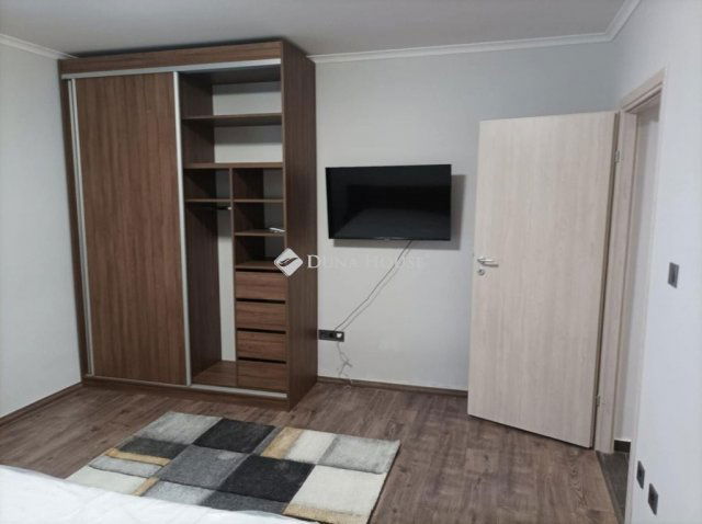 Kiadó téglalakás, albérlet, Pécsett 160 E Ft / hó, 1 szobás