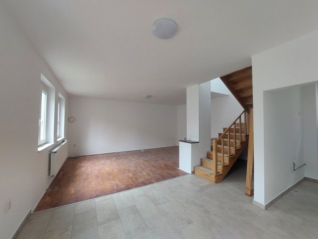 Eladó családi ház, Bajnán 60.9 M Ft, 7 szobás