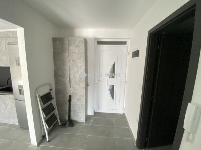 Kiadó téglalakás, albérlet, Pécsett 180 E Ft / hó, 2 szobás