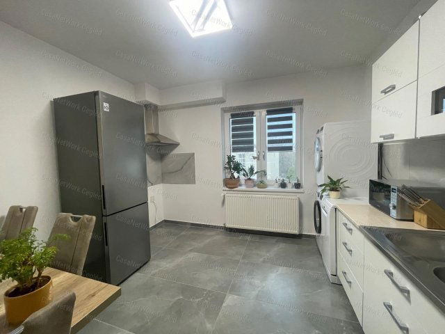 Eladó téglalakás, Szolnokon 89.845 M Ft, 6 szobás