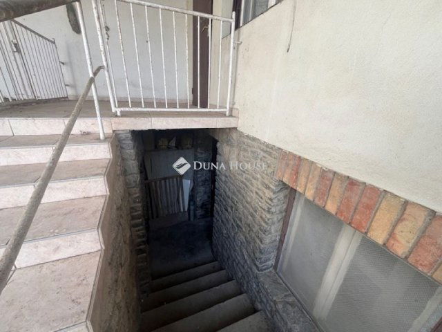 Eladó családi ház, Pécsett 42 M Ft, 4 szobás