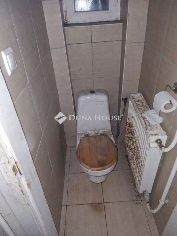 Eladó téglalakás, Pécsett 46.5 M Ft, 4 szobás