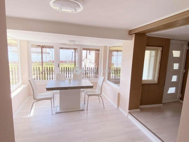 Eladó családi ház, Újszászon 17.5 M Ft, 2 szobás