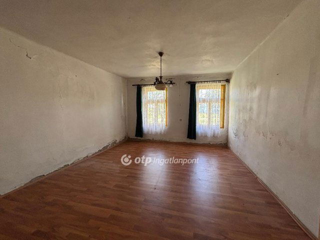 Eladó családi ház, Bakonyságon 21.9 M Ft, 2 szobás