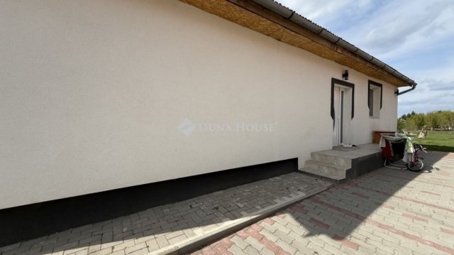 Eladó családi ház, Zsámbokon 63.5 M Ft, 4 szobás