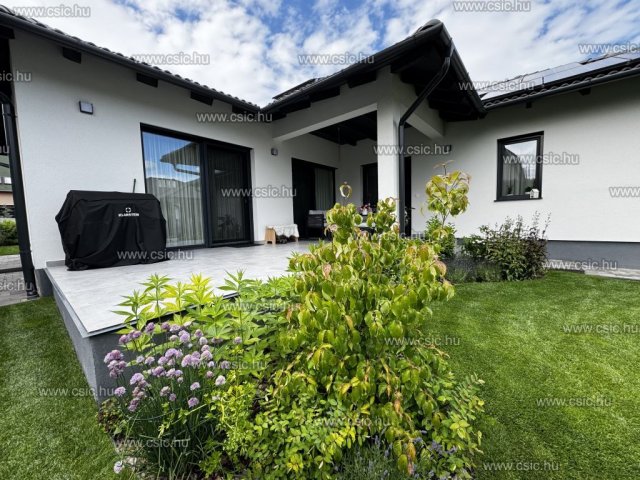 Eladó családi ház, Dunakeszin 249.99 M Ft, 5 szobás