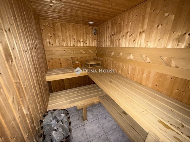 Eladó sorház, Nyergesújfaluban 88 M Ft, 6 szobás