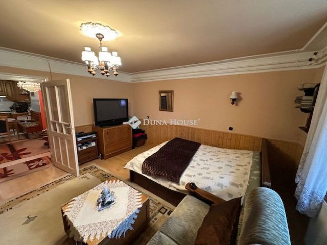 Eladó családi ház, Előszálláson 69.9 M Ft, 6 szobás