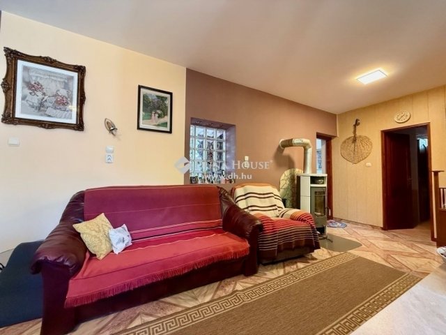 Eladó családi ház, Kecskeméten 149.9 M Ft, 9 szobás