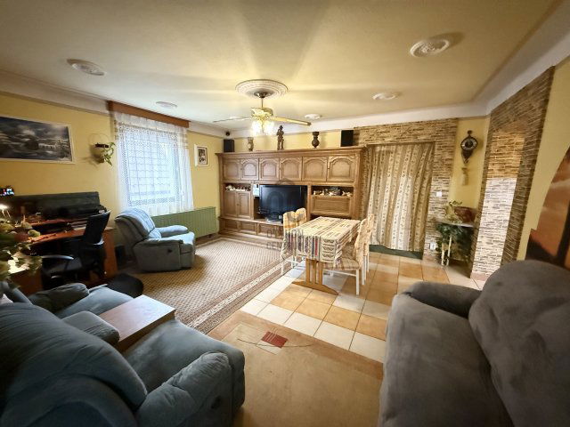 Eladó családi ház, Napkoron 49.9 M Ft, 6 szobás