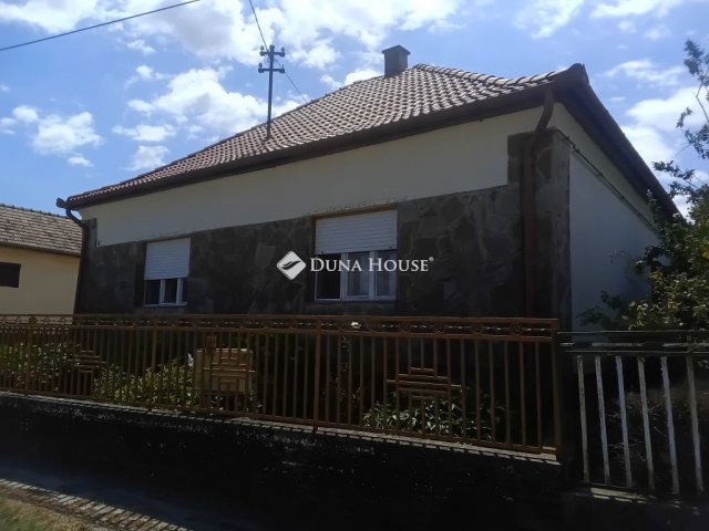 Eladó családi ház, Táskán 30.5 M Ft, 4 szobás