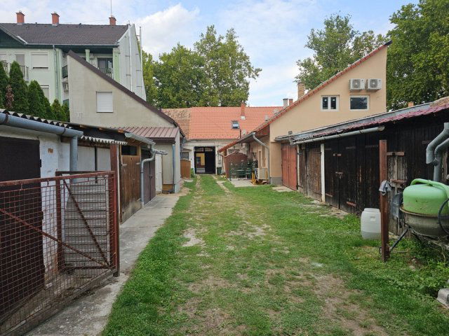 Eladó garázs, Kaposváron, Fő utcában 16 M Ft
