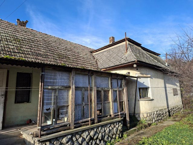 Eladó családi ház, Szakcson 7.9 M Ft, 4 szobás