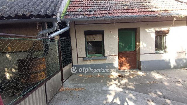 Eladó családi ház, Bakson 16 M Ft, 2 szobás