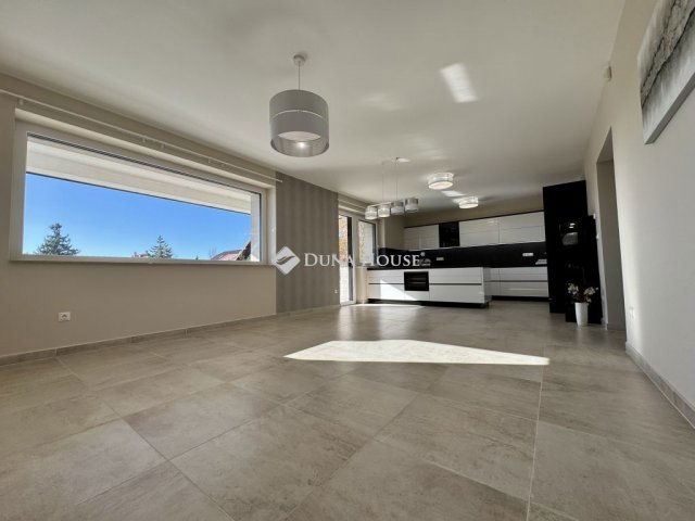 Eladó téglalakás, Balatonfüreden 263.84 M Ft, 4 szobás