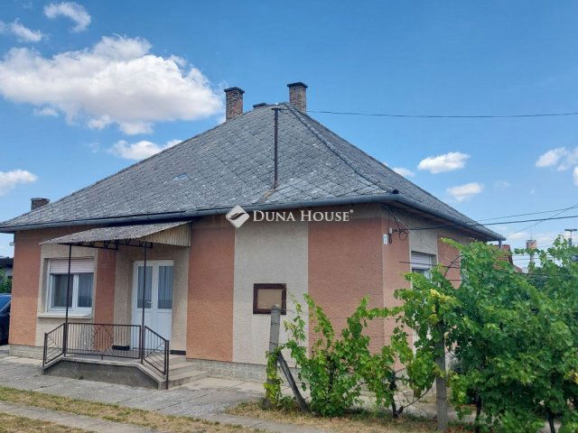 Eladó családi ház, Tolnán 36 M Ft, 4 szobás