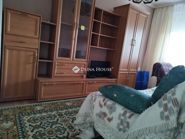 Eladó panellakás, Szegeden 56.5 M Ft, 2+1 szobás