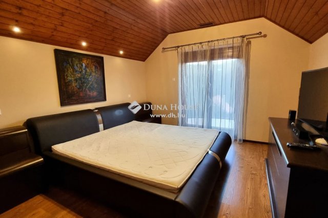 Eladó nyaraló, Komlón 158 M Ft, 9 szobás / költözzbe.hu